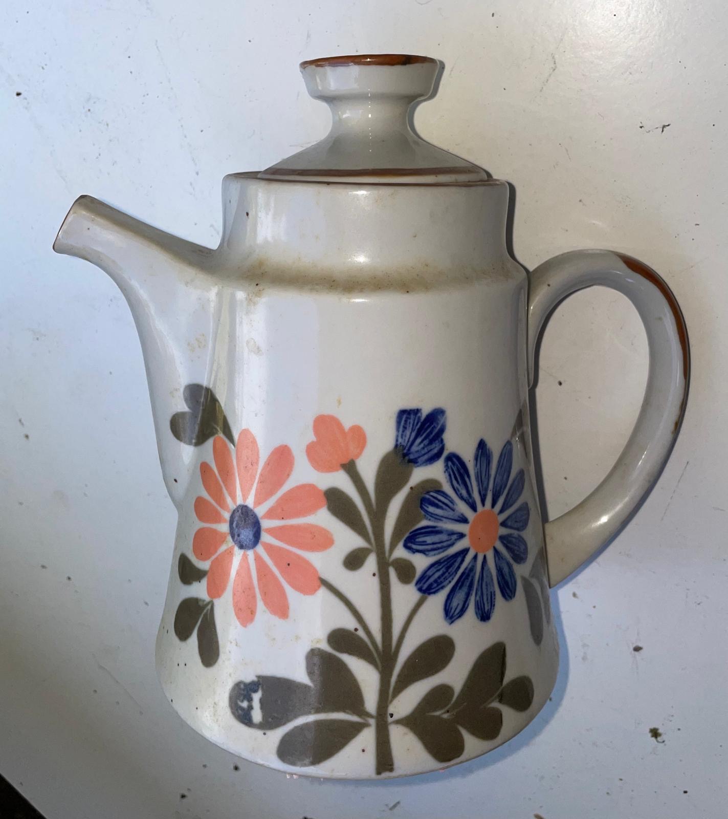 Service à café de 5 mazagrans et leur cafetière , grès vernissé , décor floral 1970 avec cafetière