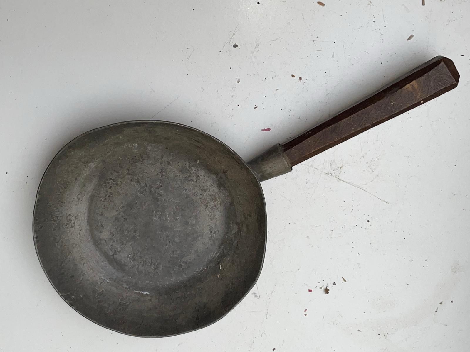 Poêle en étain 20e