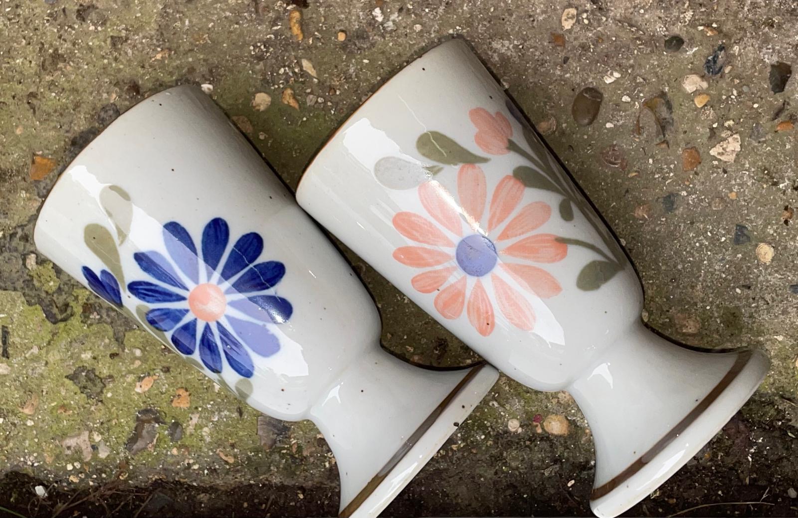 Service à café de 5 mazagrans et leur cafetière , grès vernissé , décor floral 1970 avec cafetière