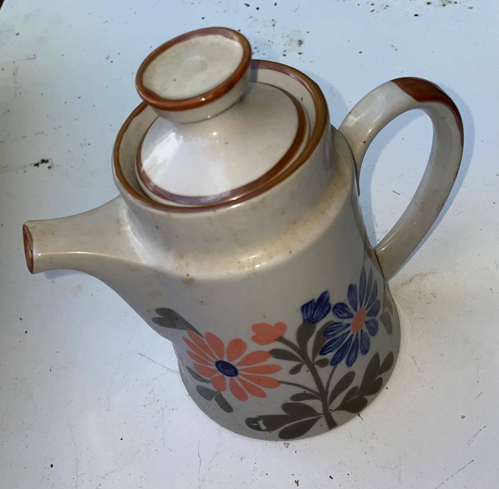 Service à café de 5 mazagrans et leur cafetière , grès vernissé , décor floral 1970 avec cafetière